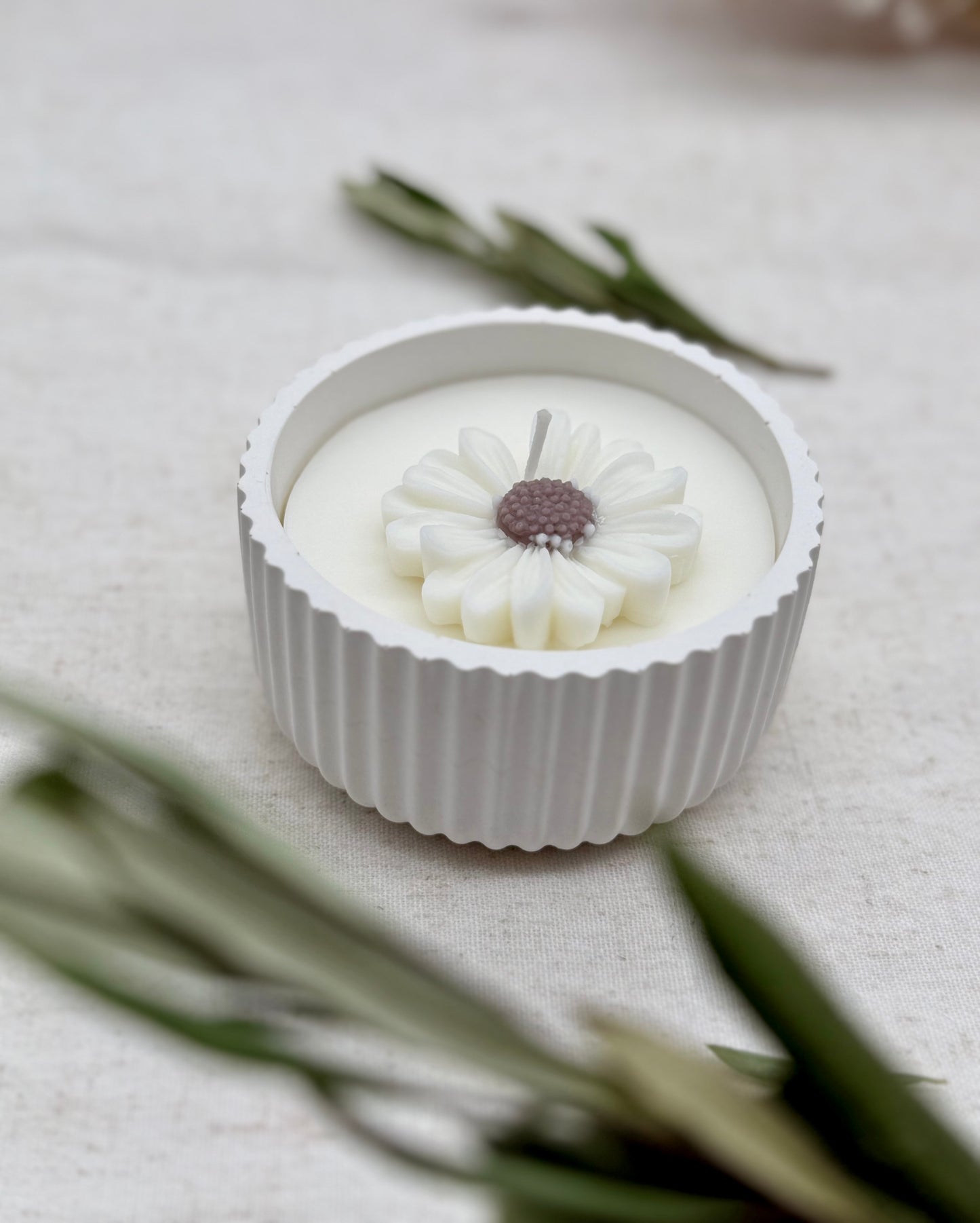 Handgegossene Kerze mit Blume – Sojawachskerze im Keramikgefäß | Geschenk | Natürliche Wohndeko