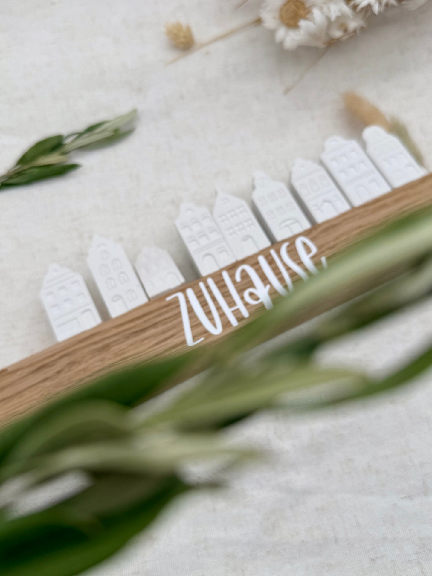 Personalisierte Häuserleiste „Zuhause“ – handgegossene Raysin Häuser auf Holz | Moderne Deko | Geschenkidee Einzug