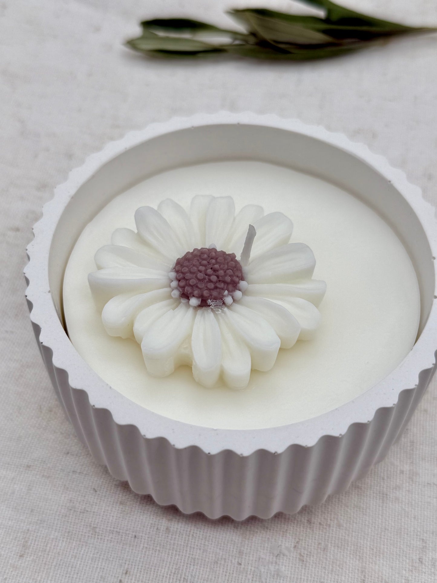 Handgegossene Kerze mit Blume – Sojawachskerze im Keramikgefäß | Geschenk | Natürliche Wohndeko