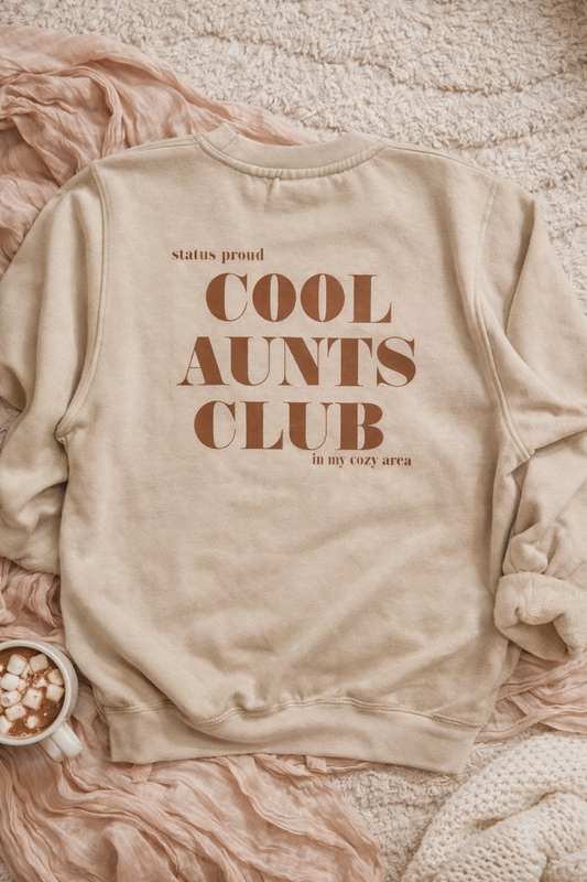 Cool Aunts Club Pullover | Cozy Sweater für stolze Tanten | Beiger Pullover mit Rückenprint | Geschenk für Tante