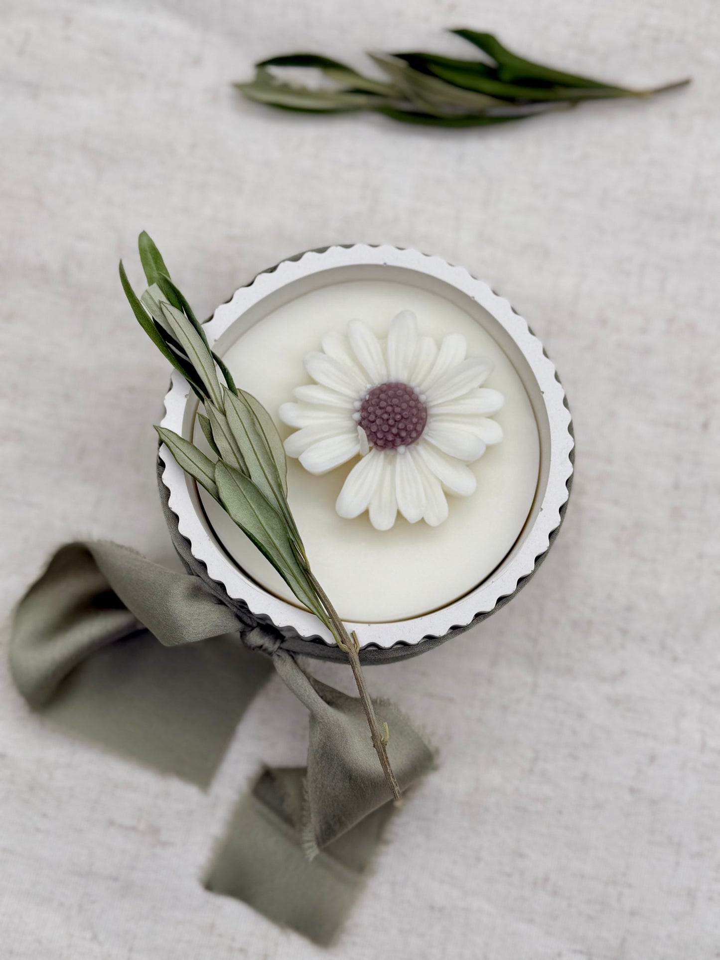 Handgegossene Kerze mit Blume – Sojawachskerze im Keramikgefäß | Geschenk | Natürliche Wohndeko