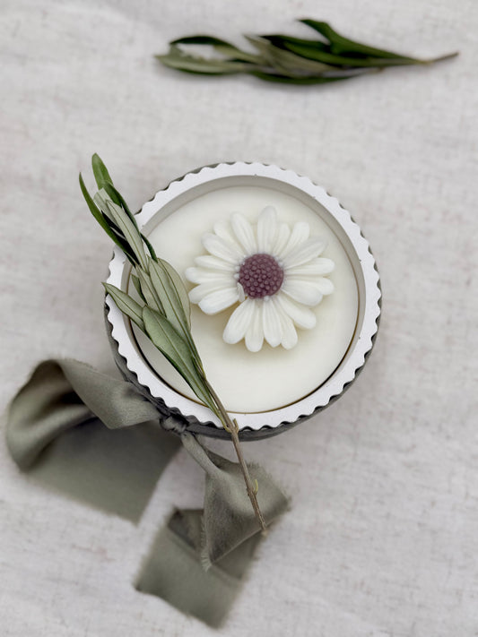 Handgegossene Kerze mit Blume – Sojawachskerze im Keramikgefäß | Geschenk | Natürliche Wohndeko