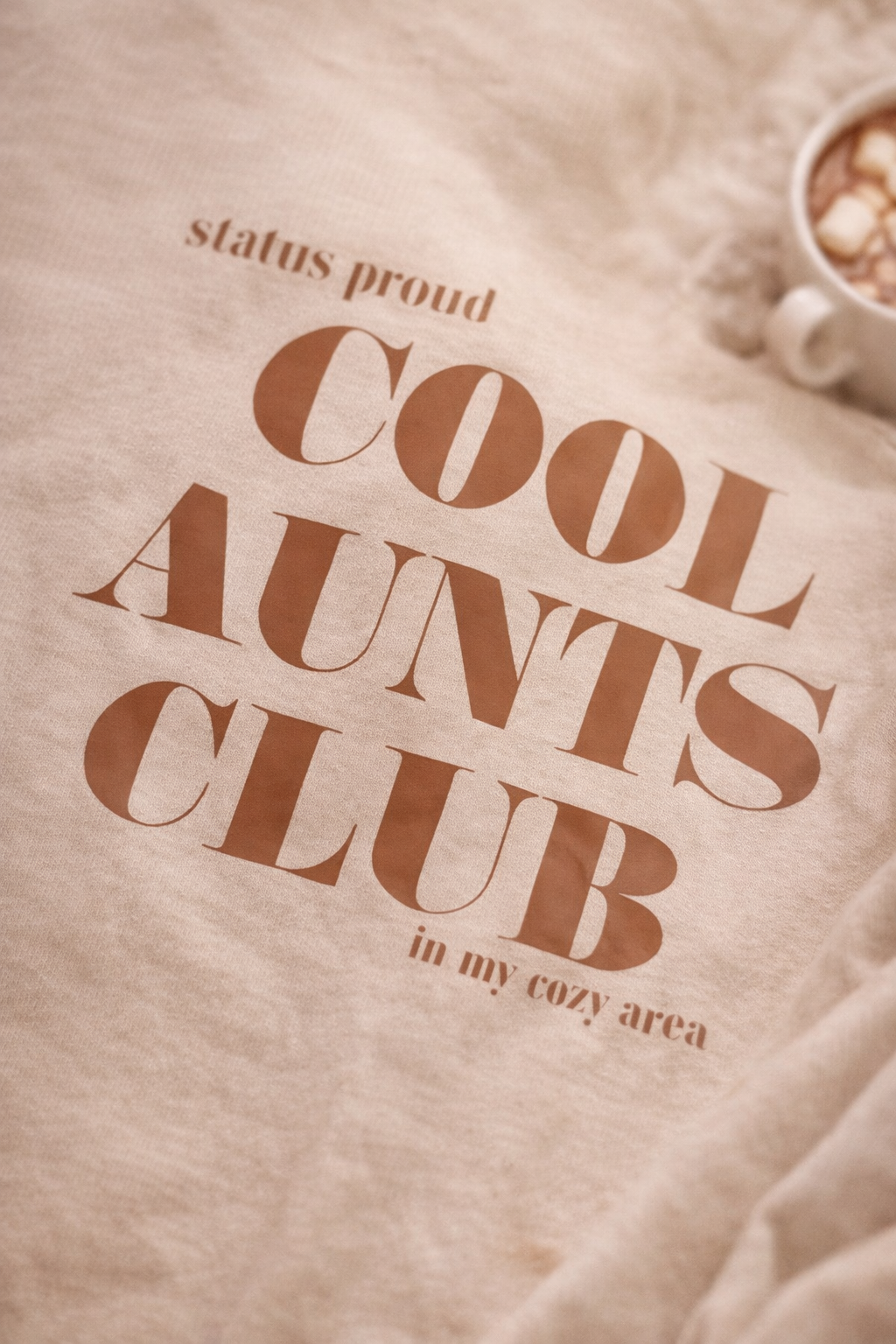 Cool Aunts Club Pullover | Cozy Sweater für stolze Tanten | Beiger Pullover mit Rückenprint | Geschenk für Tante