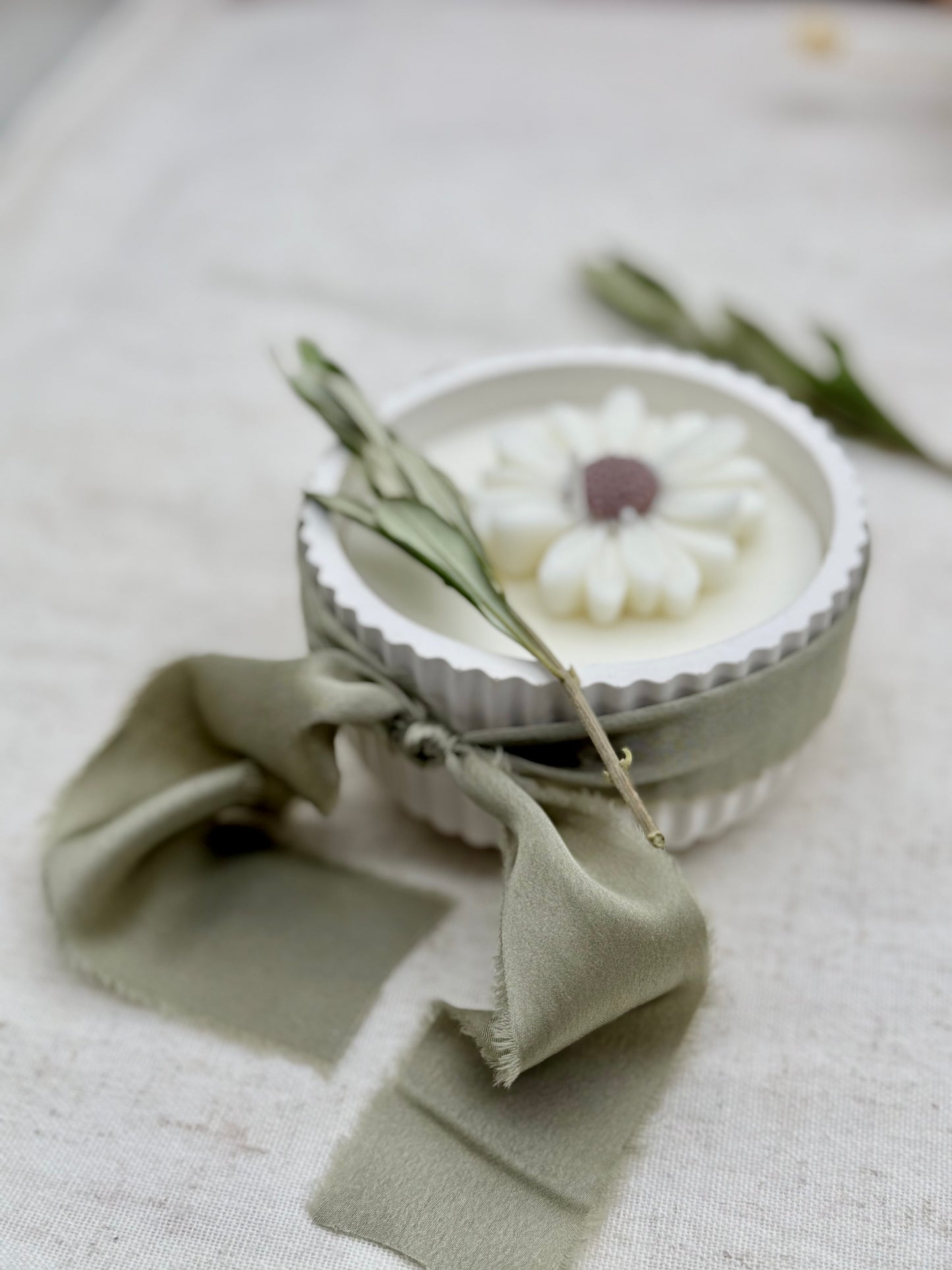 Handgegossene Kerze mit Blume – Sojawachskerze im Keramikgefäß | Geschenk | Natürliche Wohndeko