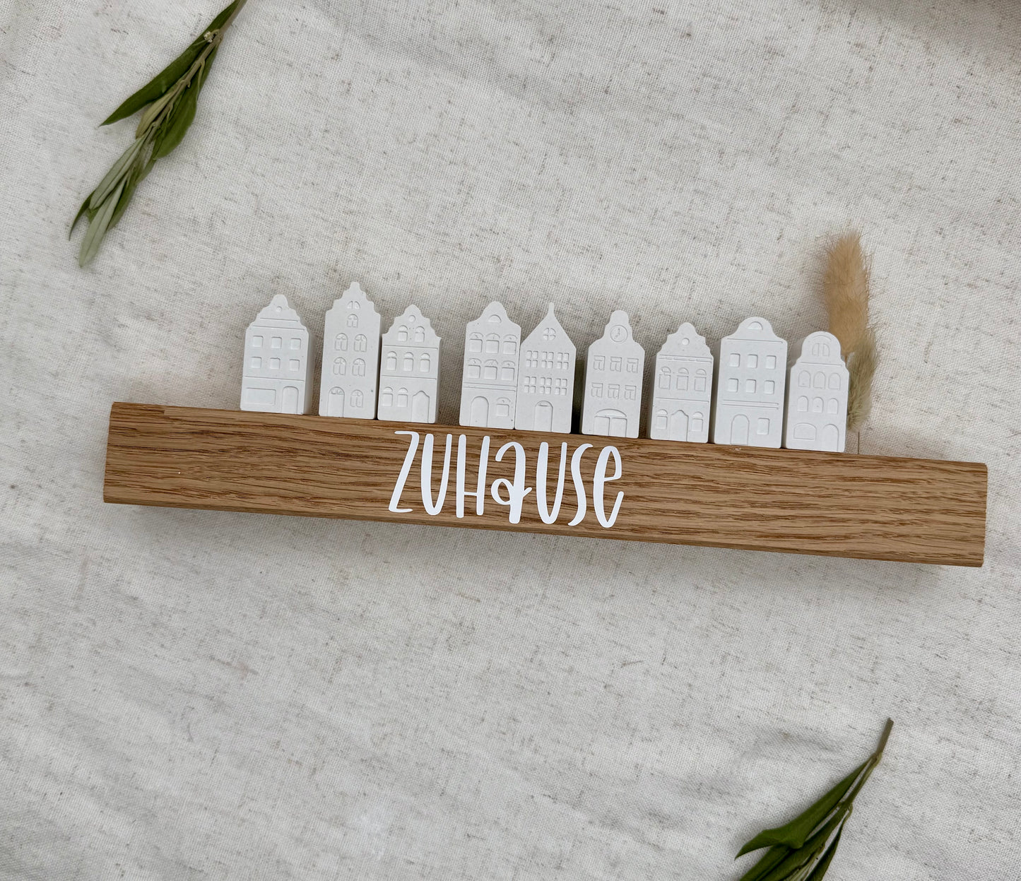 Personalisierte Häuserleiste „Zuhause“ – handgegossene Raysin Häuser auf Holz | Moderne Deko | Geschenkidee Einzug