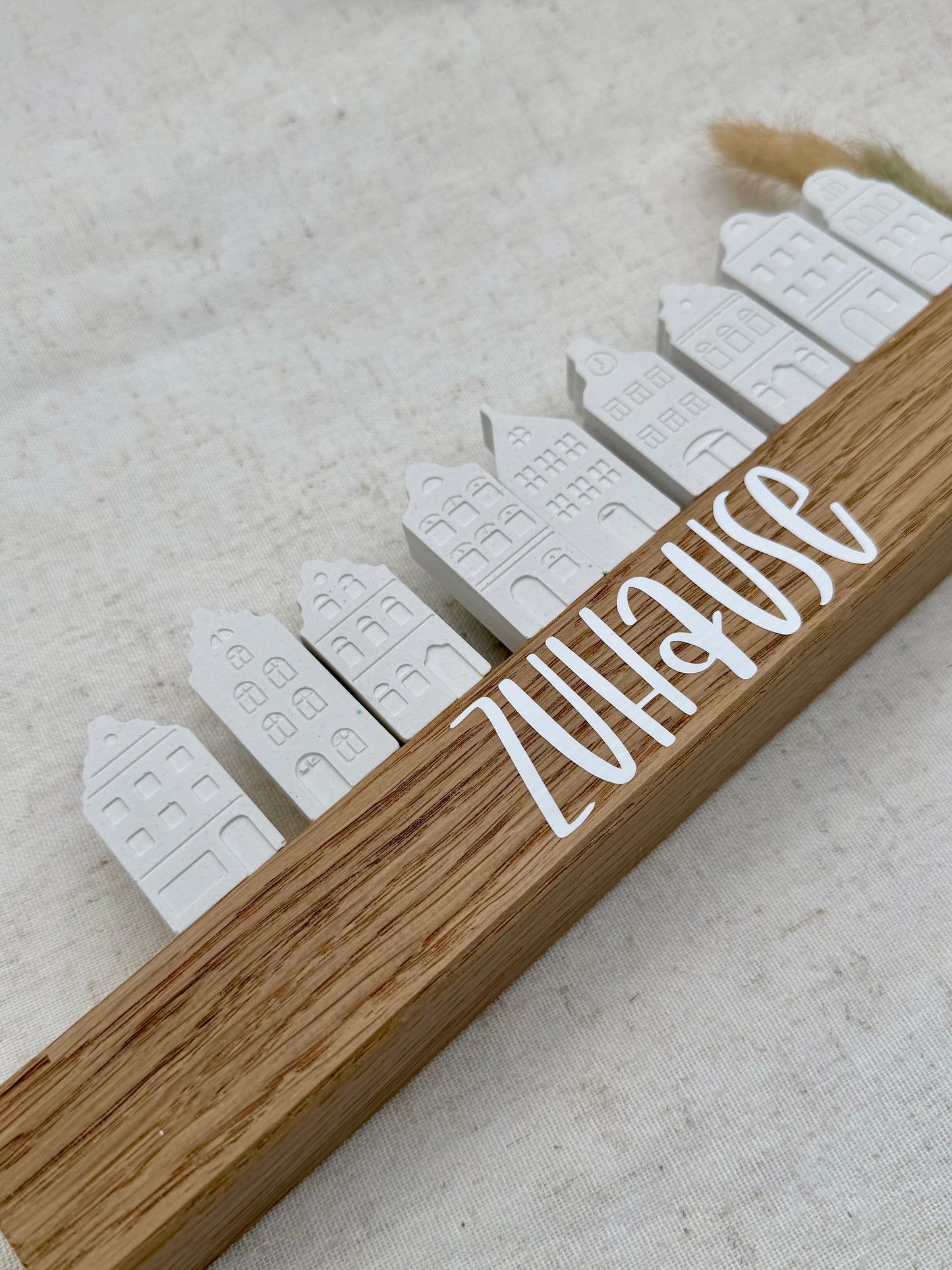 Personalisierte Häuserleiste „Zuhause“ – handgegossene Raysin Häuser auf Holz | Moderne Deko | Geschenkidee Einzug