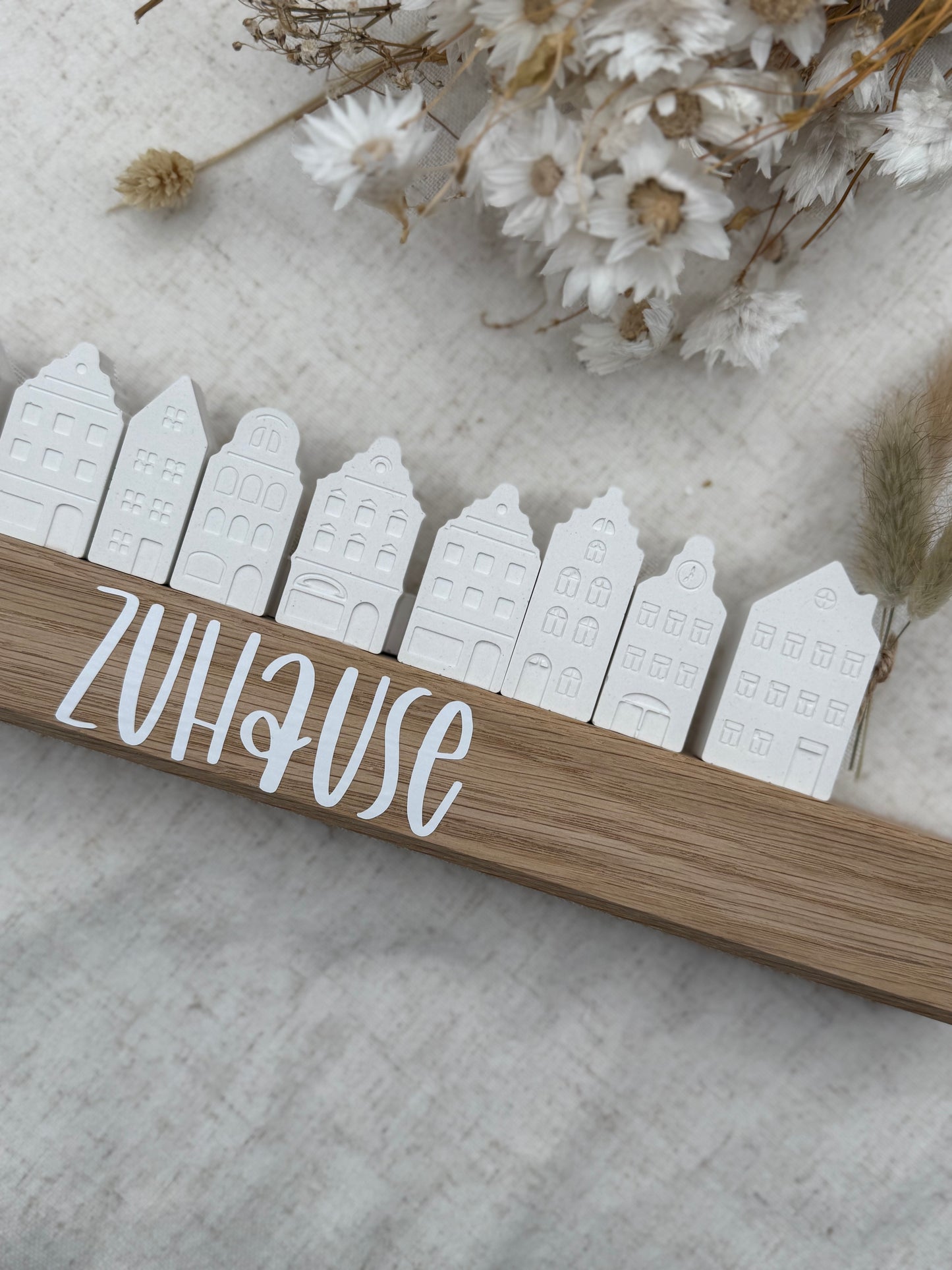 Personalisierte Häuserleiste „Zuhause“ – handgegossene Raysin Häuser auf Holz | Moderne Deko | Geschenkidee Einzug