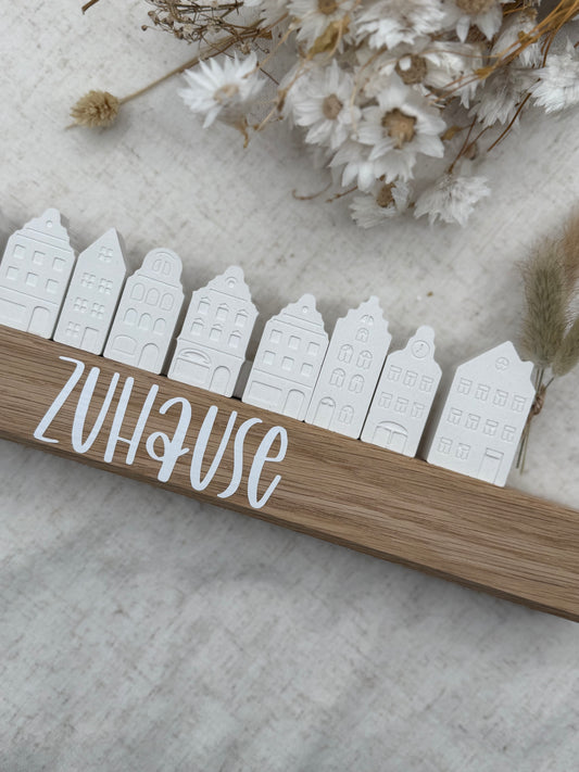 Personalisierte Häuserleiste „Zuhause“ – handgegossene Raysin Häuser auf Holz | Moderne Deko | Geschenkidee Einzug