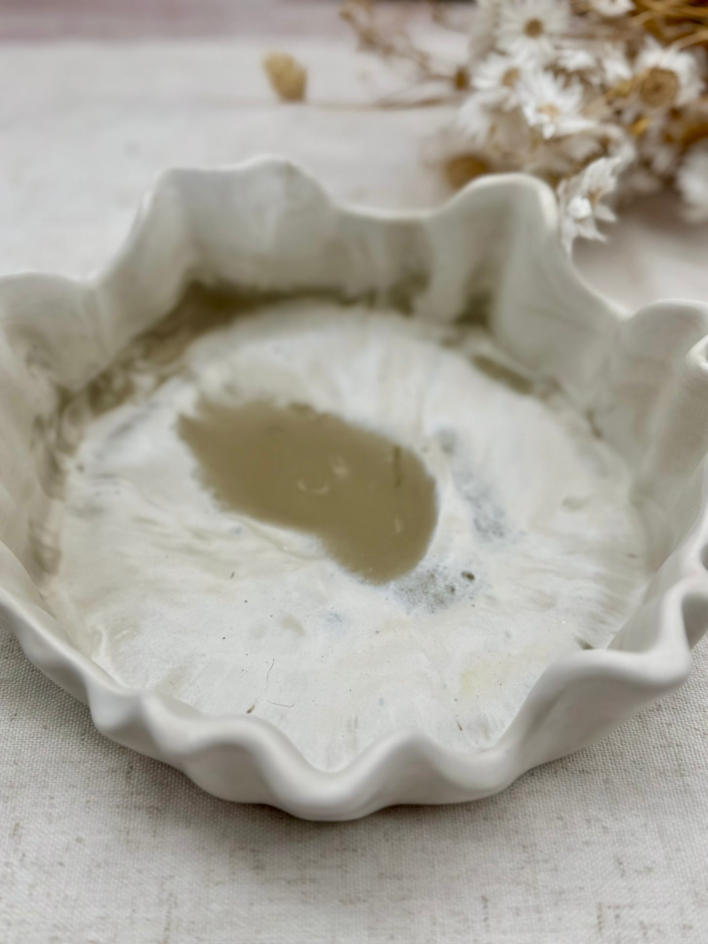 Handgegossene Deko-Schale mit Wellenrand | Organische Schale aus Gießpulver | Wohndeko in Naturtönen